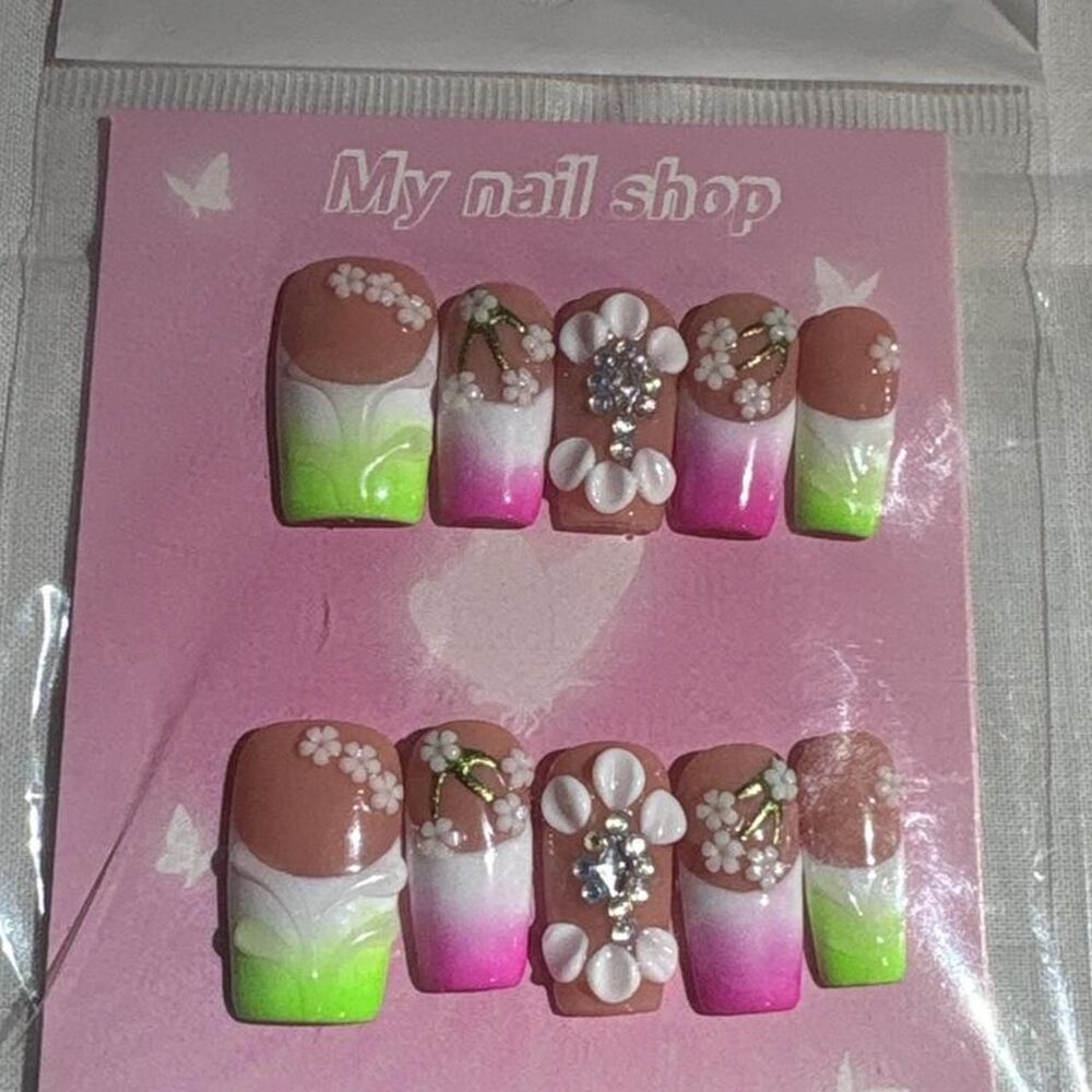 New press-on nail set in size large
